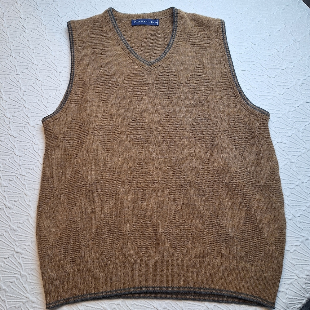 Pinnacle Mens Red Golf Vest Size L Golfer Logo 100% Acrylic Made In The USA VTG